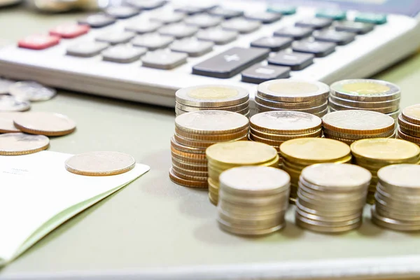 Yatırım, yığınla para, hisse senedi, iş geliştirme, takas, para büyümesi gibi ticari konular. Tayland harfi Tayland Kralı anlamına gelir.