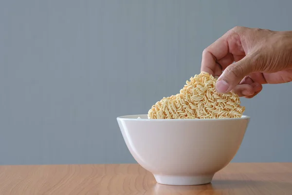 Macarrão Instantâneo Não Cozido Tigela Preta Mesa Madeira Fundo Cinza — Fotografia de Stock