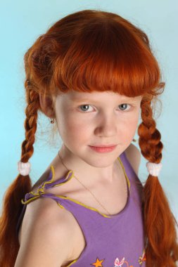 Yakın çekim güzel çekici küçük kızıl saçlı kız portresi. Mutlu çekici çocuk yazlık giysiler içinde poz. Pre-teen moda model 8 yaşında.