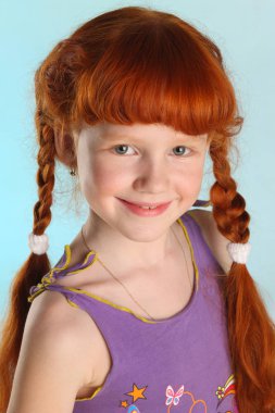 Yakın çekim güzel çekici küçük kızıl saçlı kız portresi. Mutlu çekici çocuk yazlık giysiler içinde poz. Pre-teen moda model 8 yaşında.