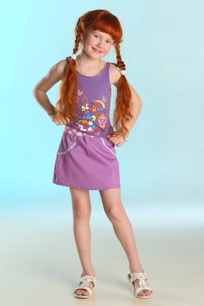 Krásná Okouzlující Malá Zrzka Dívka Ukazuje Její Letní Šaty Plné — Stock fotografie