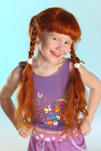 美丽迷人的小红发女孩的肖像 她展示她的夏季服装 快乐迷人的孩子与苗条的身体和漂亮的裸露的腹部 8岁的青少年前模特 — 图库照片
