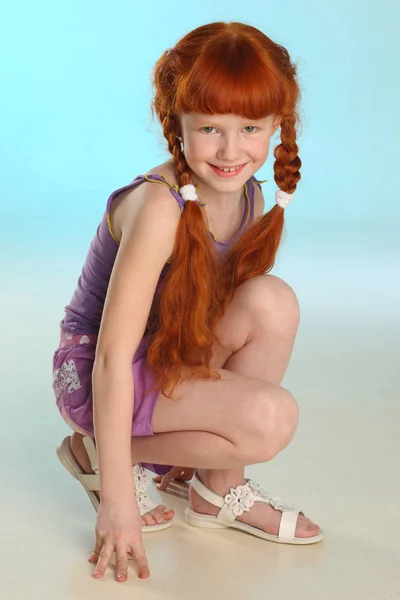 美丽迷人的小红头发女孩展示她的夏天衣服蹲 快乐迷人的孩子 苗条的身体和苗条的裸腿 时尚前青少年模特8岁 — 图库照片