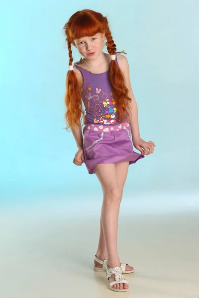 美丽迷人的小红头发女孩显示她的夏季衣服全长 快乐迷人的孩子 苗条的身体和苗条的裸腿 年轻的少女前8岁的女孩 — 图库照片