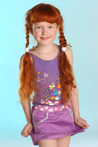 美丽迷人的小红发女孩的肖像 她展示她的夏季服装 快乐迷人的孩子 苗条的身体和苗条的裸腿 8岁的青少年前模特 — 图库照片