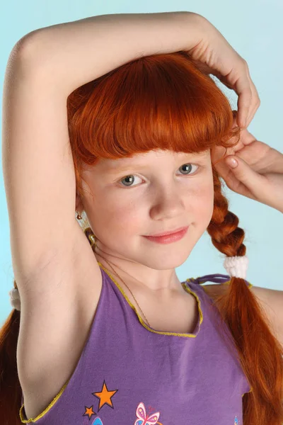 特写肖像的美丽迷人的小红头发的女孩 穿着夏装的可爱的孩子 8岁前的青少年时装模特 — 图库照片