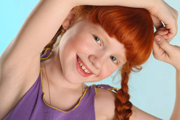 Närbild Porträtt Vacker Charmig Liten Rödhårig Flicka Lyckligt Attraktiva Barn — Stockfoto