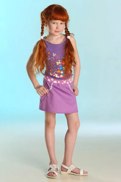 美丽迷人的小红头发女孩显示她的夏季衣服全长 快乐迷人的孩子 苗条的身体和苗条的裸腿 年轻的少女前8岁的女孩 — 图库照片