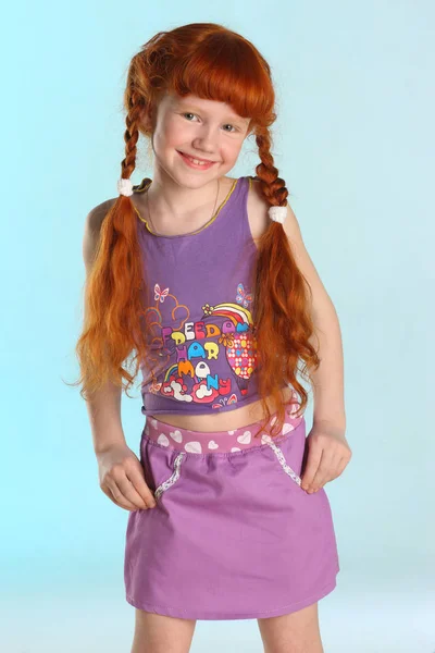 美丽迷人的小红发女孩的肖像 她展示她的夏季服装 快乐迷人的孩子与苗条的身体和漂亮的裸露的腹部 8岁的青少年前模特 — 图库照片