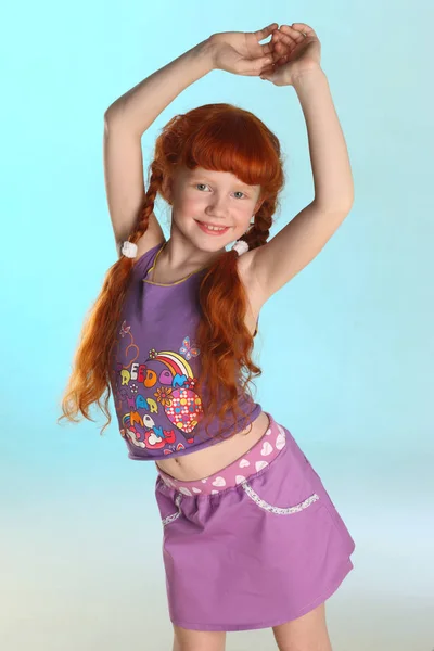 Güzel Çekici Küçük Kızıl Saçlı Kız Portresi Yaz Kıyafetleri Gösterir — Stok fotoğraf