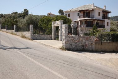Kasabayı dolaş. Bu adanın doğası ve mimarisinin izlenimleri. Akdeniz, Avrupa'nın Güneyi, Yunanistan, Skopelos Adası.