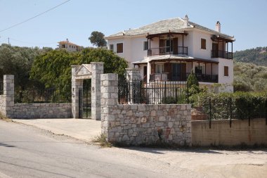 Kasabayı dolaş. Bu adanın doğası ve mimarisinin izlenimleri. Akdeniz, Avrupa'nın Güneyi, Yunanistan, Skopelos Adası.
