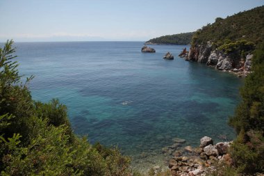 Masmavi koyları ve Yunanistan kıyılarında Akdeniz'in güzel koyları, ada Skopelos.