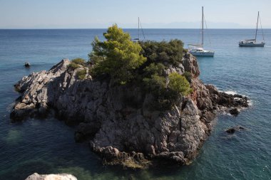 Masmavi koyları ve Yunanistan kıyılarında Akdeniz'in güzel koyları, ada Skopelos.