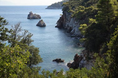 Masmavi koyları ve Yunanistan kıyılarında Akdeniz'in güzel koyları, ada Skopelos.