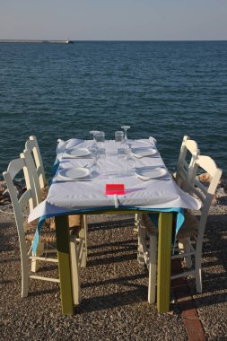 Deniz tarafından açık havada Restoran, akşam. Akdeniz, Avrupa'nın Güneyi, Yunanistan, Skopelos Adası.