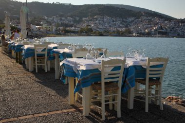 Deniz tarafından açık havada Restoran, akşam. Akdeniz, Avrupa'nın Güneyi, Yunanistan, Skopelos Adası.