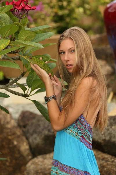 Cestovatelka Krásy Blonďaté Ženy Modrých Šatech Stojící Zelené Trávě Dne — Stock fotografie