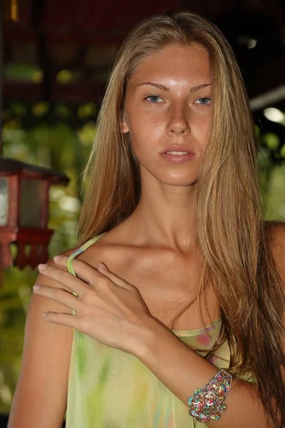 Mulher Loira Bonita Posando Varanda Madeira Retrato Jovem Modelo Vestido — Fotografia de Stock