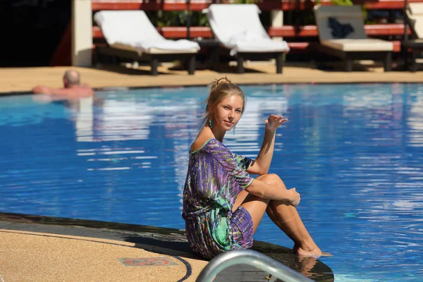 Schoonheid Blonde Vrouw Zittend Het Zwembad Overdag — Stockfoto