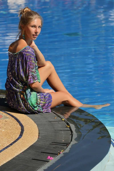 Schönheit Blonde Frau Sitzt Pool Seite Bei Tag — Stockfoto