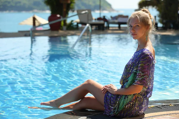 Schönheit Blonde Frau Sitzt Pool Seite Bei Tag — Stockfoto