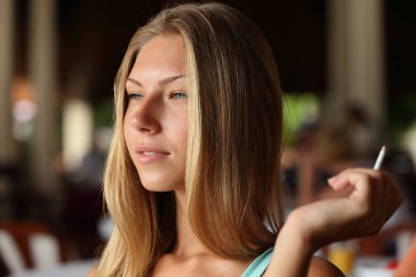Masada oturan güzel sarışın kadın Closeup portre, bulanık restoran iç arka plan 