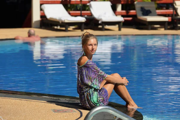 Schönheit Blonde Frau Sitzt Pool Seite Bei Tag — Stockfoto