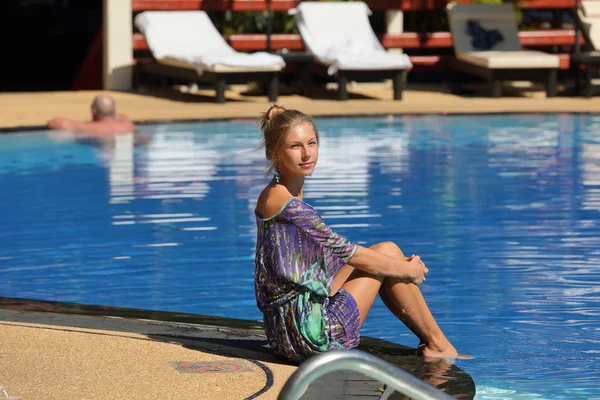 Schönheit Blonde Frau Sitzt Pool Seite Bei Tag — Stockfoto