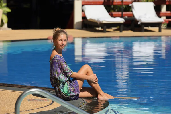 Mulher Loira Beleza Sentada Lado Piscina Durante Dia — Fotografia de Stock