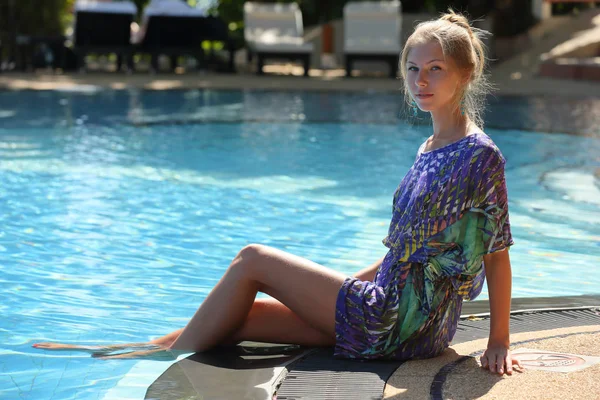 Schoonheid Blonde Vrouw Zittend Het Zwembad Overdag — Stockfoto