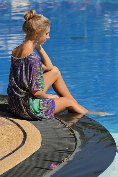 Schönheit Blonde Frau Sitzt Pool Seite Bei Tag — Stockfoto