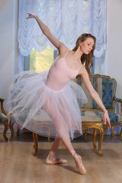 Porträt Der Schönheit Blonde Ballerina Weißem Balletttutu Posiert Luxus Apartments — Stockfoto