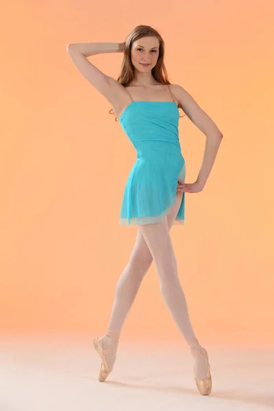 Studio Portret Kobiecej Piękności Niebieskiej Sukni Młoda Tancerka Pozowanie Pomarańczowym — Zdjęcie stockowe