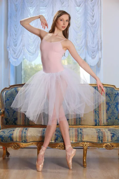 Ritratto Bellezza Ballerina Bionda Tutù Balletto Bianco Posa Presso Appartamenti — Foto Stock