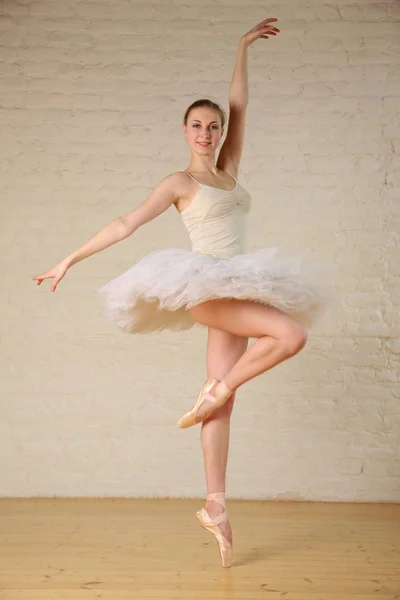 Retrato Beleza Bailarina Loira Tutu Balé Branco Posando Chão Madeira — Fotografia de Stock