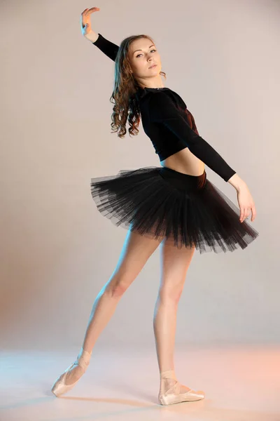 Stilvolles Porträt Der Jungen Ballerina Schönheit Frau Posiert Auf Beige — Stockfoto