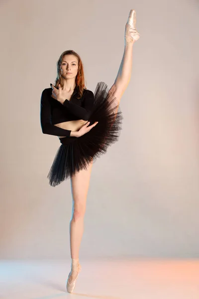Elegante Retrato Joven Bailarina Mujer Belleza Posando Sobre Fondo Beige — Foto de Stock