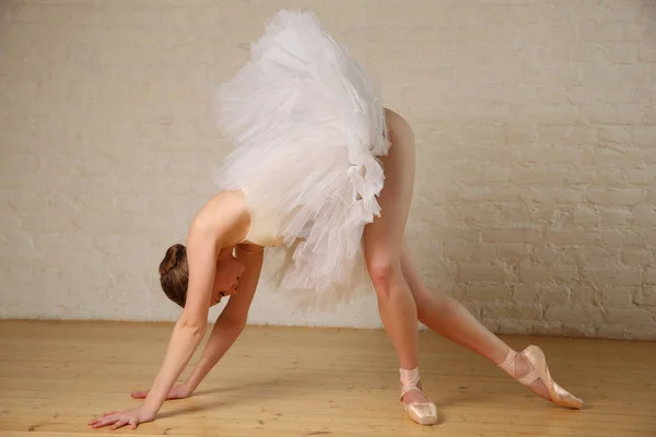 Retrato Bailarina Rubia Belleza Tutú Ballet Blanco Posando Suelo Madera — Foto de Stock