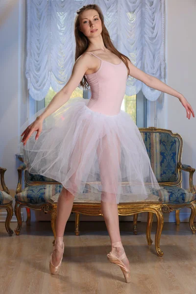 Ritratto Bellezza Ballerina Bionda Tutù Balletto Bianco Posa Presso Appartamenti — Foto Stock