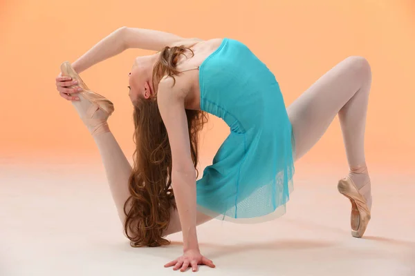 Studioporträt Einer Schönen Frau Blauen Kleid Junge Tänzerin Posiert Auf — Stockfoto