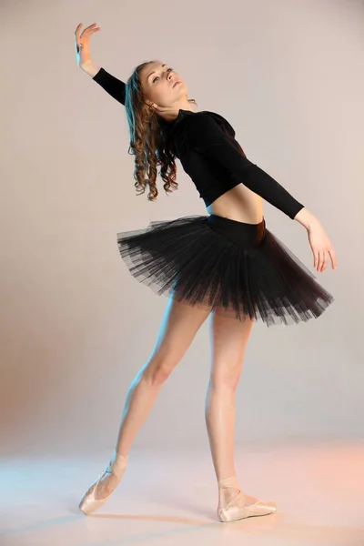 Snyggt Porträtt Ung Ballerina Skönhet Kvinna Poserar Beige Studio Bakgrund — Stockfoto