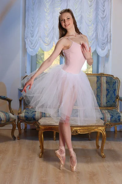 Portret Piękno Blond Baletnica Białym Baletu Tutu Stwarzające Luksusowych Mieszkań — Zdjęcie stockowe