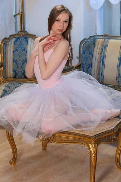 Retrato Bailarina Rubia Belleza Tutú Ballet Blanco Posando Apartamentos Lujo —  Fotos de Stock