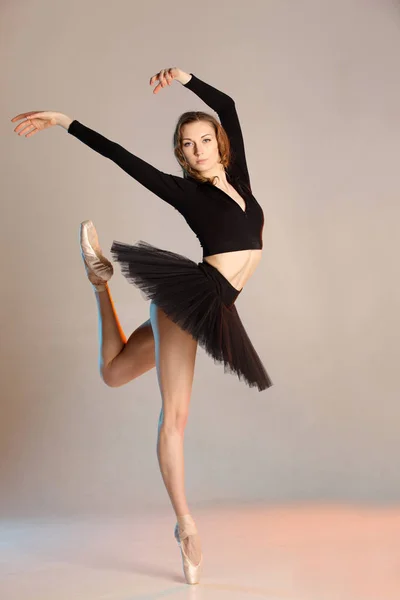 Snyggt Porträtt Ung Ballerina Skönhet Kvinna Poserar Beige Studio Bakgrund — Stockfoto