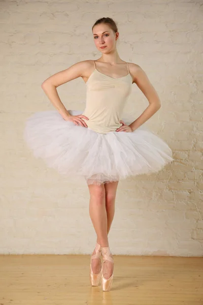 Portrét Krásy Blond Baletka Bílém Baletu Tutu Pózovitý Dřevěné Podlaze — Stock fotografie