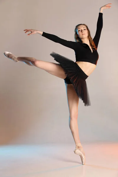 Retrato Elegante Bailarina Jovem Mulher Beleza Posando Fundo Estúdio Bege — Fotografia de Stock