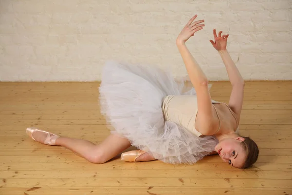 Portret Piękno Blond Baletnica Białym Baletu Tutu Stwarzające Drewnianej Podłodze — Zdjęcie stockowe