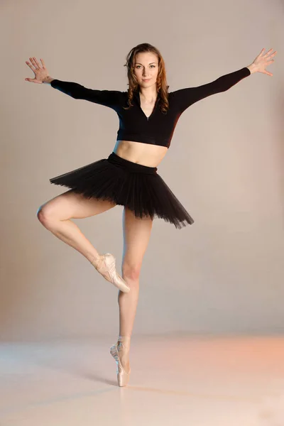 Retrato Elegante Bailarina Jovem Mulher Beleza Posando Fundo Estúdio Bege — Fotografia de Stock