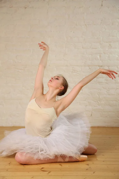 Portret Van Schoonheid Blond Ballerina Witte Ballet Tutu Poseren Houten — Stockfoto